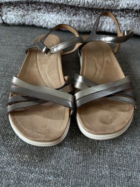 Easy Spirit Women’s Metallic Bronze Strappy Comfort Sandals size 7.5